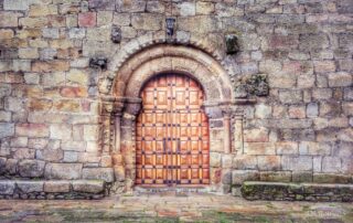 hoyos-iglesia-buen-varon-sierra-de-gata-guias-historiadores